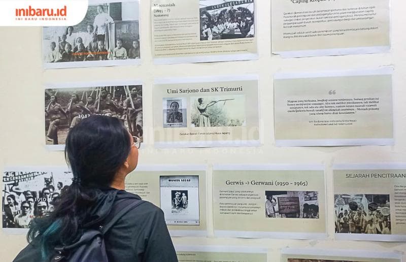 Seorang perempuan jurnalis sedang melihat pameran berisikan sejarah gerakan perempuan di Kota Semarang. (Inibaru.id/ Fitroh Nurikhsan)