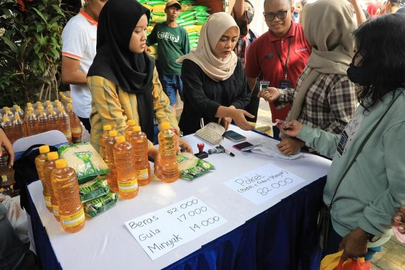 Suasana kegiatan Gerakan Pasar Murah yang diadakan di Kantor Kelurahan Gayamsari Semarang, Jumat (8/3). (Humas)