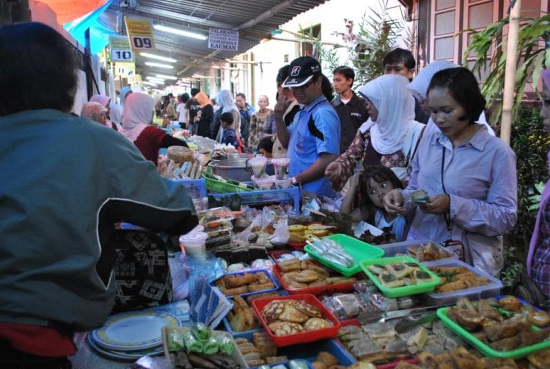 Pasar Sore Ramadan Kampung Kauman Yogyakarta, pelopor munculnya pasar serupa lain di Jogja saat bulan puasa. (alfiansyafril.wordpress.com)