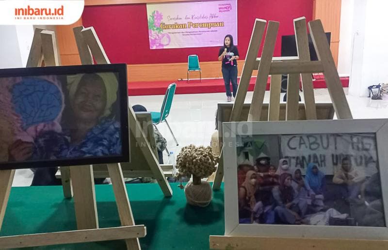 Jurnalis Kompas TV Jinawi Rana Putri sedang membacakan puisi. (Inibaru.id/ Fitroh Nurikhsan)