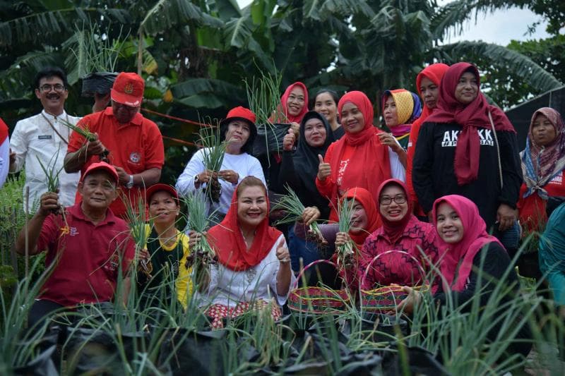 Mbak Ita panen bawang di Kelurahan Tlogomulyo. (Humas Pemkot Semarang)