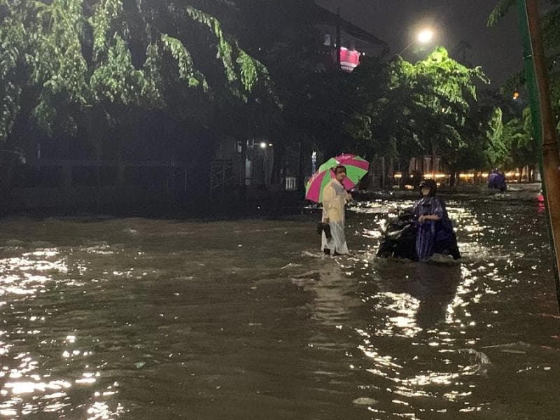 Sebagian wilayah Semarang banjir pada Rabu (13/3/2023) malam. (Radarsemarang/Iqbal Amar)