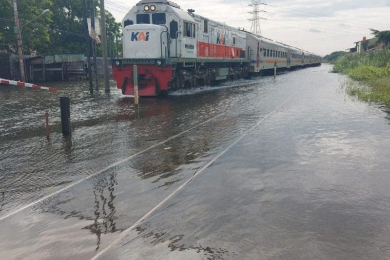 KAI telah menempatkan beberapa petugas prasarana di daerah rawan banjir. (Dokumentasi PT KAI)