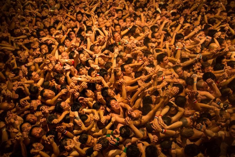 Festival Sominsai atau Hakada Matsuri yang mempertontonkan para lelaki telanjang memperebutkan jimat pada perayaan Imlek di Jepang diperkirakan akan segera punah. (Getty Images/Trevor Williams via The Atlantics)