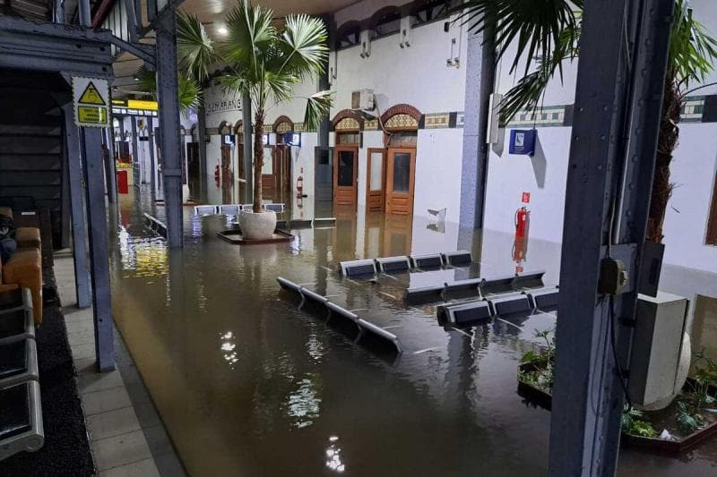 Kondisi Stasiun Semarang Tawang yang terdampak banjir. (Kompas/PT KAI)