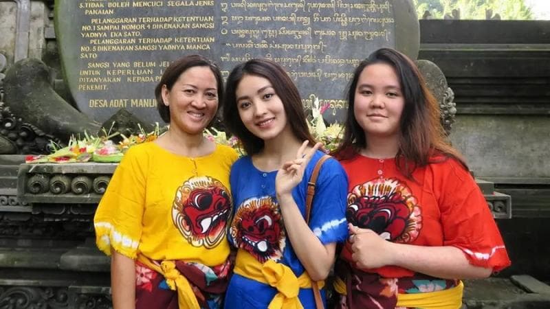 Kaus barong Bali. (IG/Natasha Wilona)