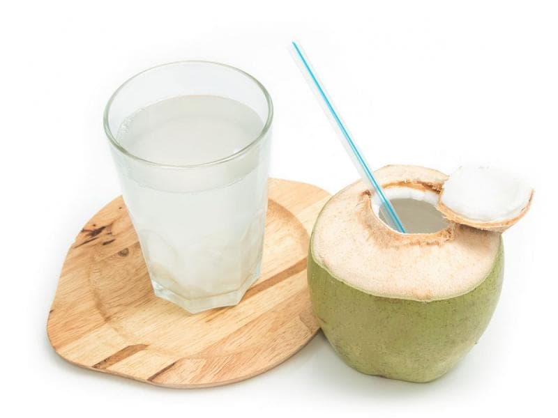 Buka puasa dengan air kelapa muda. (Astronauts.id)