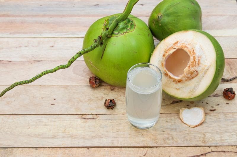 Air kelapa muda sehat bagi tubuh. (Ovutest)