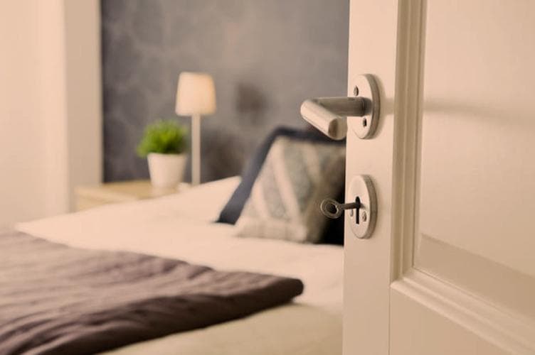 Manfaat Tidur dengan Pintu Kamar Terbuka