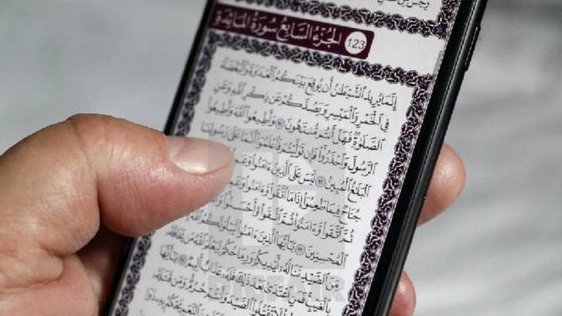 Hukum membaca Al-Qur'an digital adalah mubah atau boleh. (Istimewa)