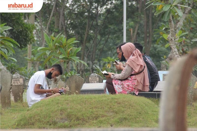 Bolehkah Menggunakan Al-Qur'an Digital saat Kita Nyekar?