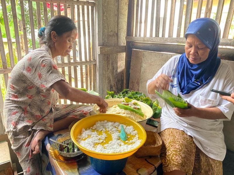 Poningsih saat membuat jemunak. (Jatengprov)