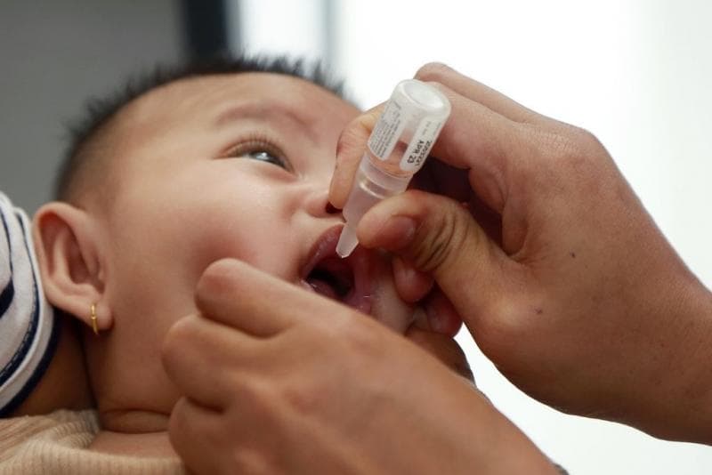 Polio bisa dicegah dengan dua tetes manis vaksin polio. (infopublik)