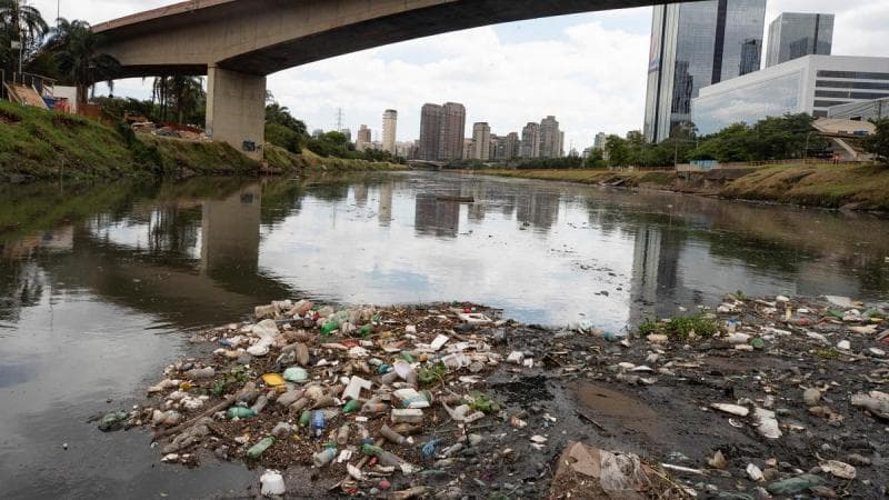 Sungai tercemar, salah satu dari triple planetary crisis yang dialami bumi. (AP/Andre Penner)