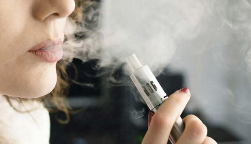 Sebagaimana merokok, menghisap vape memiliki potensi pula terserang virus corona. (Nusabali/NET)<br>