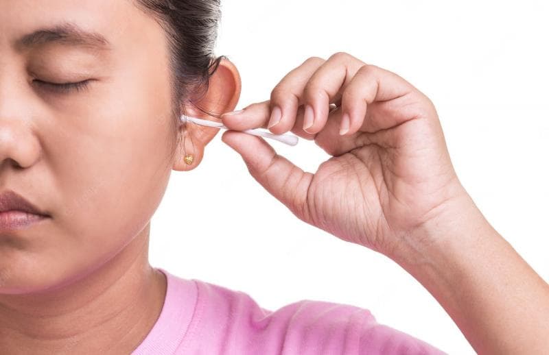 Meski nggak bikin puasa batal, mengorek telinga kurang baik dari sisi kesehatan. (Grid/Freepik)
