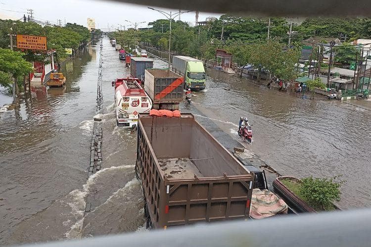 Banjir di wilayah Genuk-Kaligawe mulai surut. (Kompas/Muchammad Dafi Yusuf)