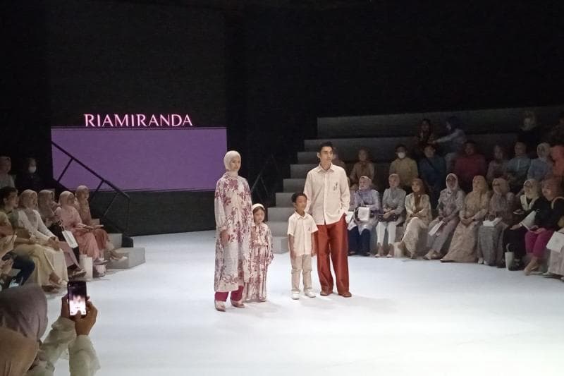 Desain baju Lebaran sarimbit yang disertai dengan sentuhan budaya akan lebih indah dan elegan. (Kompas/Ryan Sara Pratiwi)