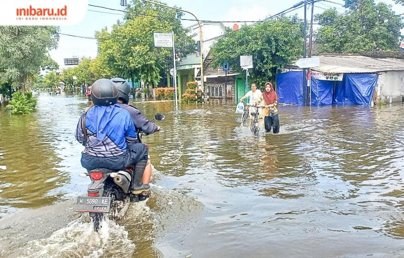 Salah satu ruas jalan di Kecamatan Demak tergenang banjir. (Inibaru.id/ Fitroh Nurikhsan)