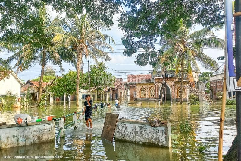Warga melakukan aktivitas seperti mandi, mencuci, dan lain-lain di aliran sungai yang turut tergenang banjir.&nbsp;