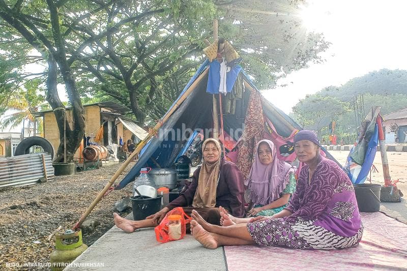 Selama mengungsi, baik lansia, anak kecil, hingga orang dewasa, tinggal di tenda alakadarnya di pinggir Jalan Pantura Demak-Kudus.