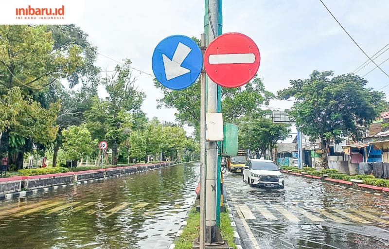 Banyak jalan-jalan di Kabupaten Demak tergenang akibat banjir. (Inibaru.id/ Fitroh Nurikhsan)