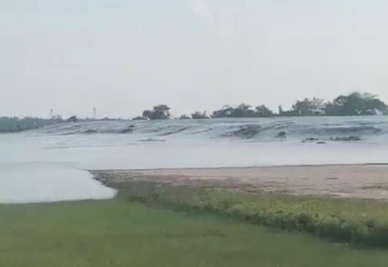 Bledug Cangkring semburkan lumpur usai gempa Tuban Jumat (22/3) sore. (Twitter/LeeGolden6)