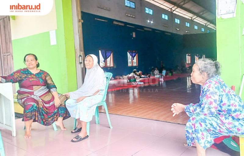 Banyak lansia yang mengungsi di tempat pengungisan yang telah disediakan pemerintah setempat. (Inibaru.id/ Fitroh Nurikhsan)