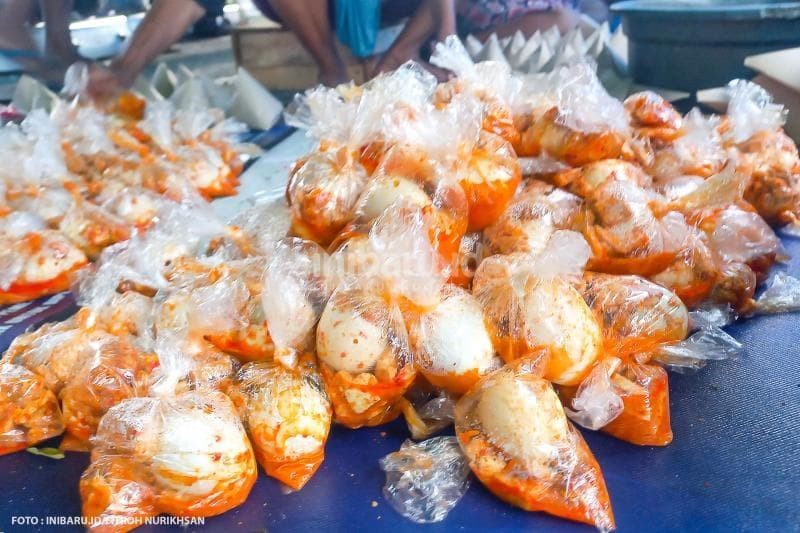 Lauk yang dimasak di salah satu dapur umum Jalan Pantura Demak-Kudus.