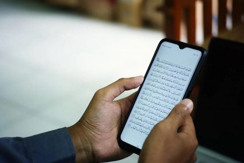 Hukum membaca Alquran di ponsel. (Pexels)