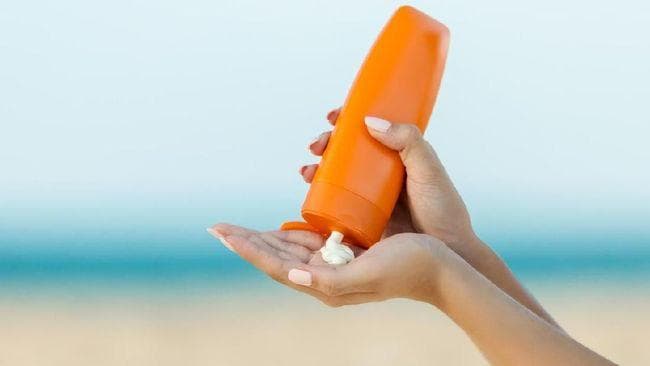 Mana yang harus dipilih untuk berkegiatan di luar, sunblock atau sunscreen? (iStockphoto)