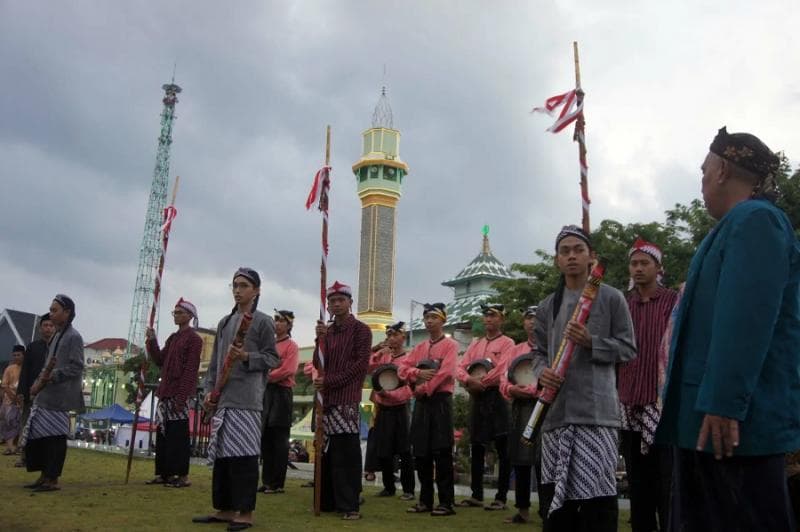 Sebelum menyalakan kembang api dan sirine, digelar arak-arakan di kawasan Alun-Alun Semarang. (Inilahjateng/Gholib)