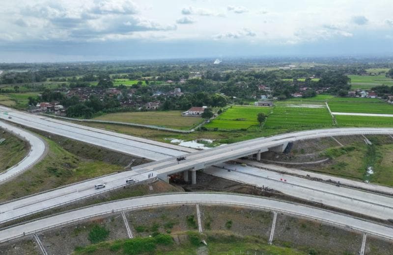 Pemudik dapat menikmati pemandangan indah di sepanjang tol. (Diskominfo Jateng)