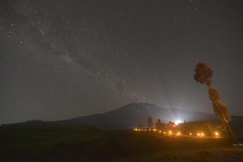 Jalur pendakian dihiasi obor untuk menerangi jalan yang dilalui peserta Selikuran Gunung Sumbing. (Mojok/Eko Susanto)