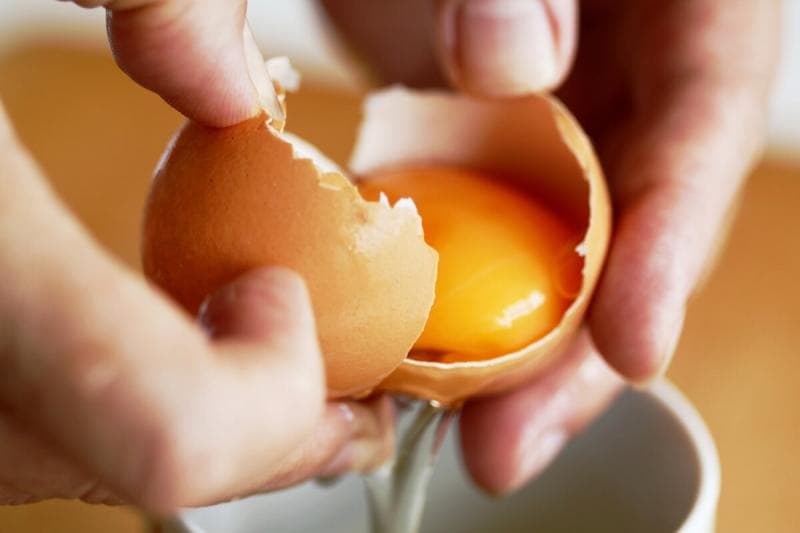 Biar rapi dan nggak bercampur antara kuning dan putih, memecah telur ternyata ada tekniknya. (Istimewa)