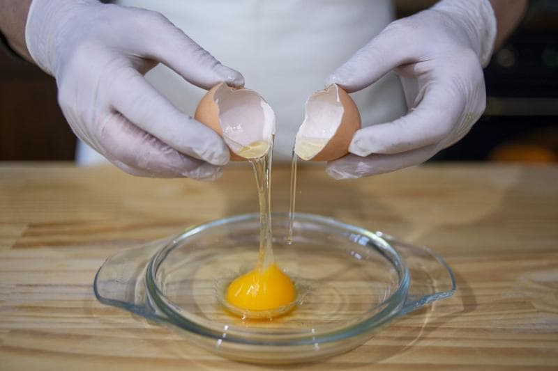 Salah satu cara terbaik memecah telur adalah dengan mengetuknya ke permukaan datar. (Alberto Gagliardi)&nbsp;
