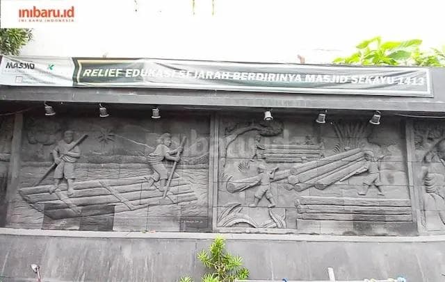 Relief yang menggambarkan cerita pengiriman kayu untuk pembangunan Masjid Agung Demak. (Inibaru.id/Fitroh Nurikhsan)