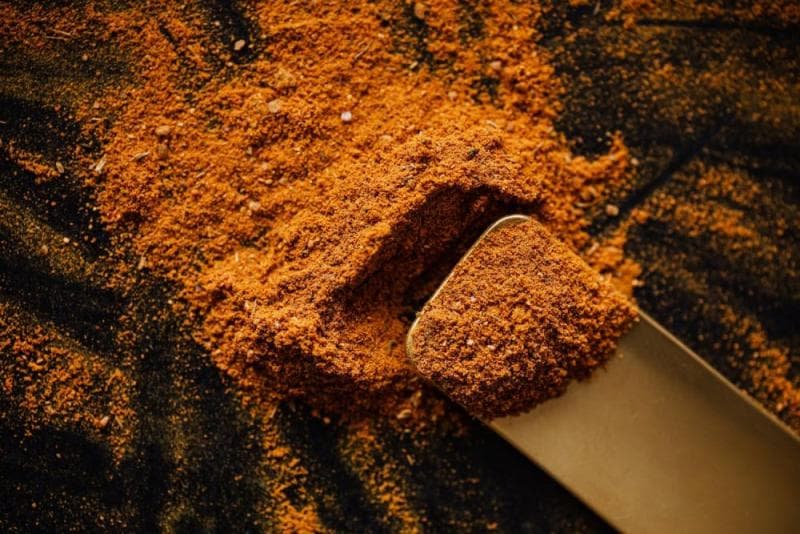 Bubuk ngohiong siap pakai banyak dijual di supermarket atau toko daring. (Pexels/@karolina-grabowska)