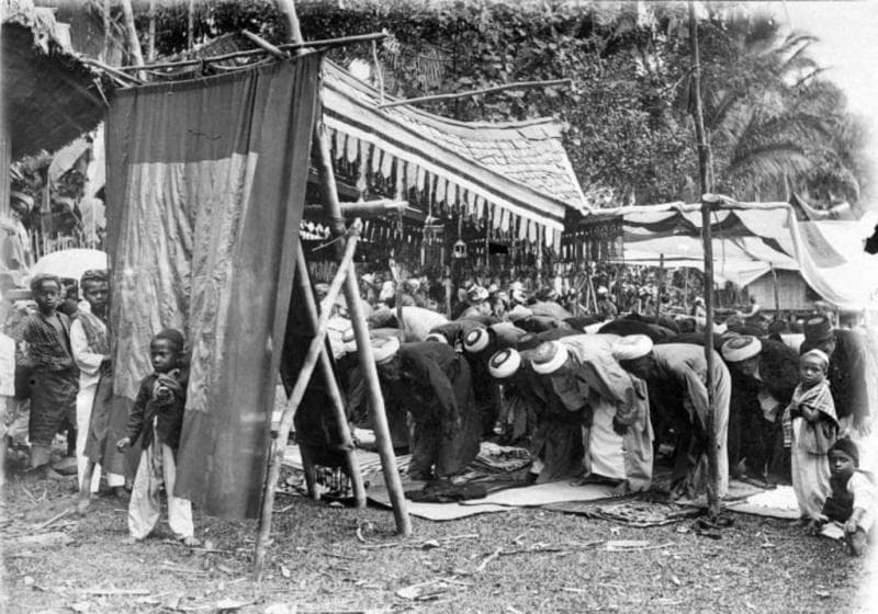 Suasana sholat Id tanggal 1 Syawal pada masa kependudukan Belanda di Indonesia. (Wikipedia/Tropenmuseum)