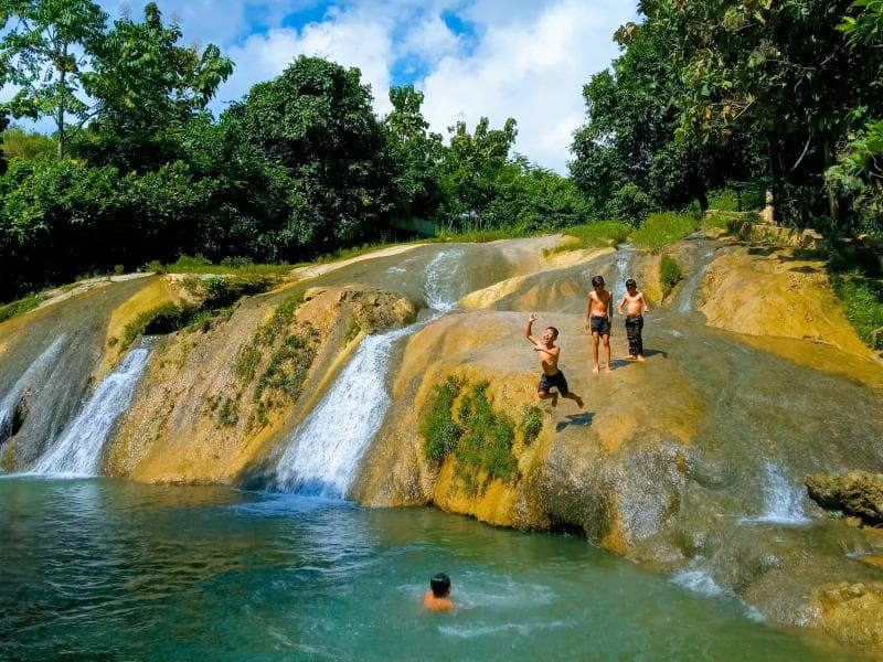 Pengunjung hanya boleh bermain air di tingkat teratas dan tengah dari air terjun Lorotan Semar. (Wikipedia/Dzikron Abdillah)