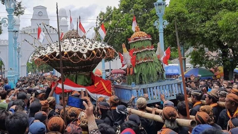 Masyarakat percaya jika mendapatkan gunungan, akan memperoleh berkah dan sejahtera hidupnya. (Viva/Fajar Sodiq)