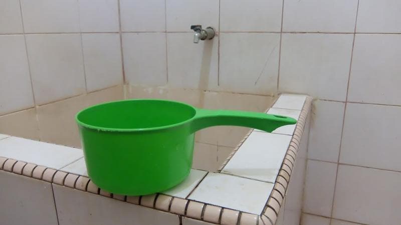 Pastikan air di bak mandi selalu bersih dan bebas jentik nyamuk. (wikimdia common/harditaher)