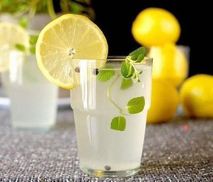 Jus lemon adalah salah satu minuman yang bisa menetralisir makanan bersantan. (Istimewa)