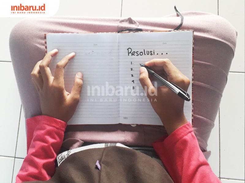 Meskipun diselimuti berbagai pertanyaan tentang hidup dan masa depan, cobalah untuk menuliskan mimpi-mimpi kecil yang bisa mengantarmu ke mimpi besarmu. (Inibaru.id/ Dyana Ulfach)