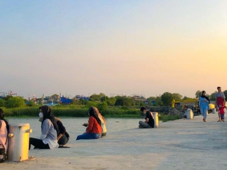 Menikmati senja di Pulau Seprapat Juwana. (Lintang Pratama)