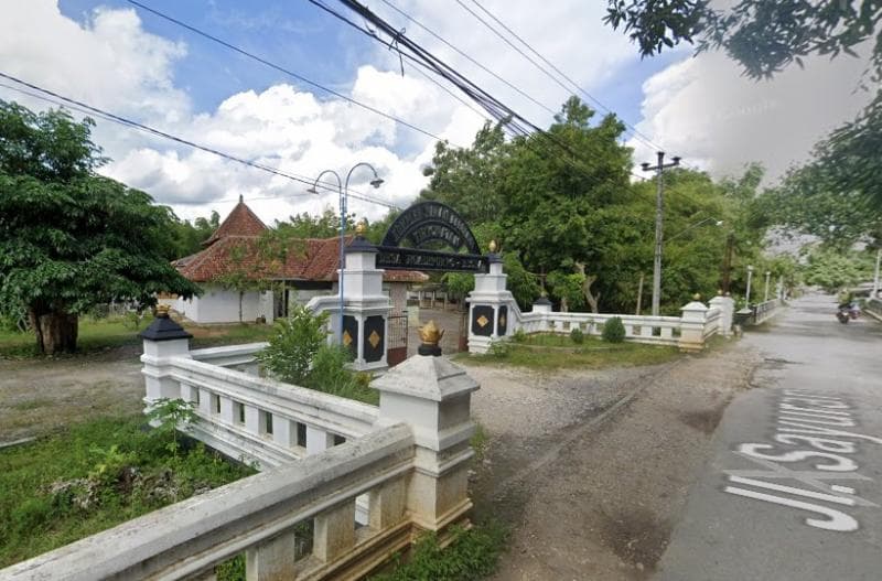 Kompleks Makam Keluarga Tirtonatan, lokasi Masjid Baiturrahman Blora. (Google Street View)