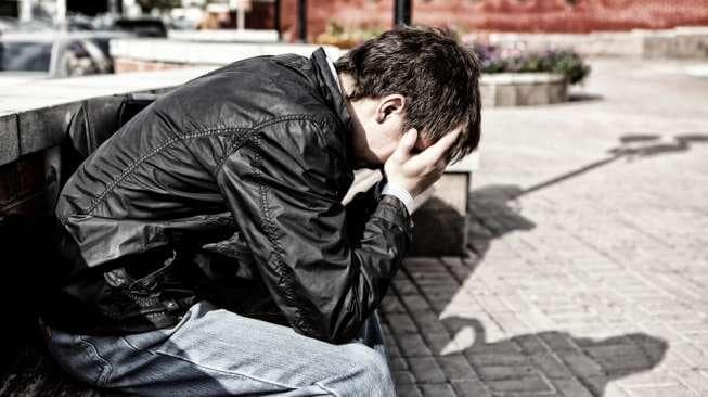 Lelaki lebih sering terisolasi dan kesepian setelah putus cinta. (Shutterstock)