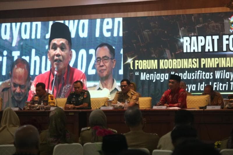 Ketua DPRD Jateng Sumanto memberikan sambutan pada Rapat Forkompimda Menyambut Hari Raya Idul Fitri Tahun 2024 di Gradhika Bhakti Praja Semarang, Senin (1/4). (dok. DPRD Jateng)