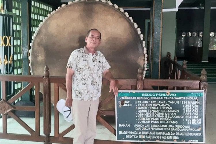 Pengunjung diperbolehkan berfoto dengan latar bedug yang dibuat usai Perang Jawa ini. (Kompas/BayuApriliano)