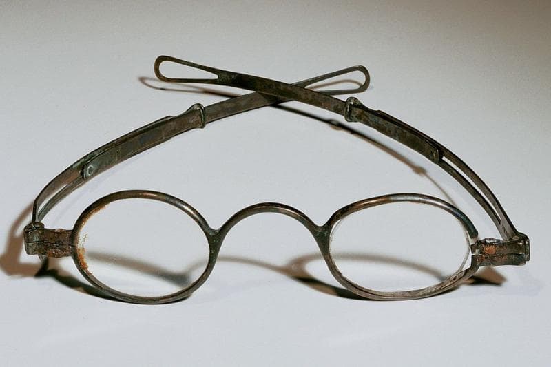 Kacamata yang dikenakan Lucy Marks (1830-1842). (Edmund Hughes via Wikimedia Commons)
